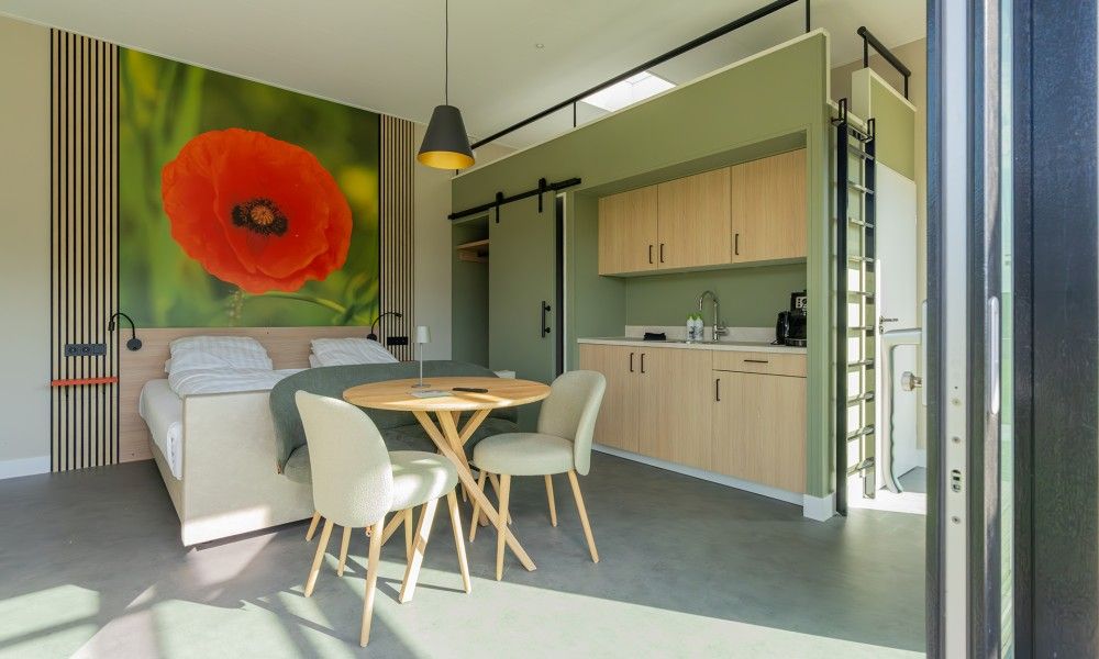 Stijlvolle binnenruimte met kitchenette bij Buitenplaats Hotel, bed and breakfast in Ellemeet, Schouwen-Duiveland, Zeeland.