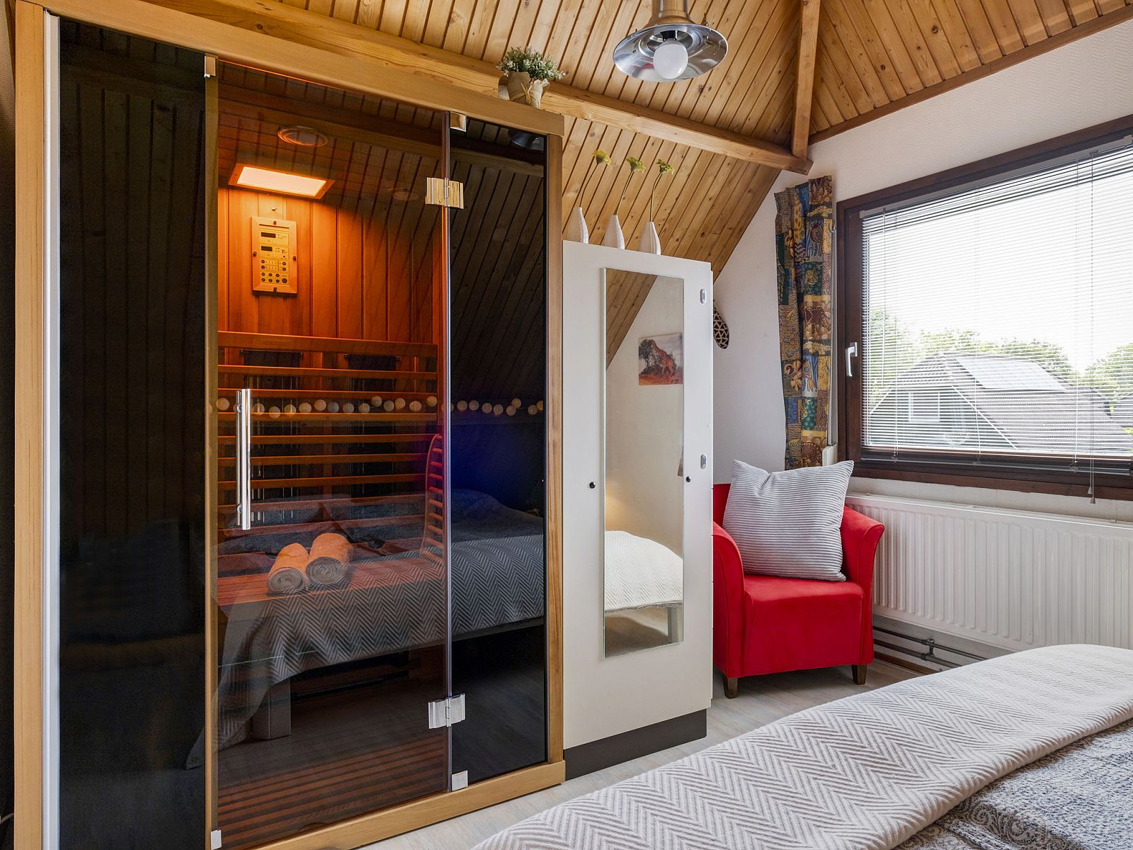 Gezellige slaapkamer met sauna in Vakantiehuis Haus Anni, Hansweert, Zuid-Beveland, voor ultieme ontspanning.