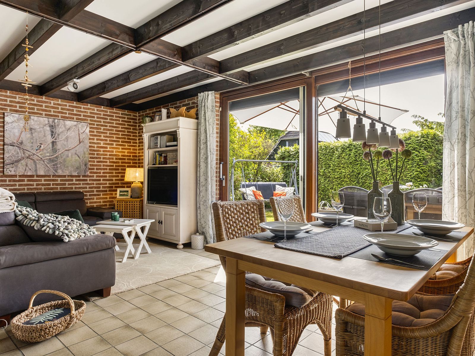 Stijlvolle eetkamer in Vakantiehuis Haus Anni, Hansweert, Zuid-Beveland, met uitzicht op de tuin.