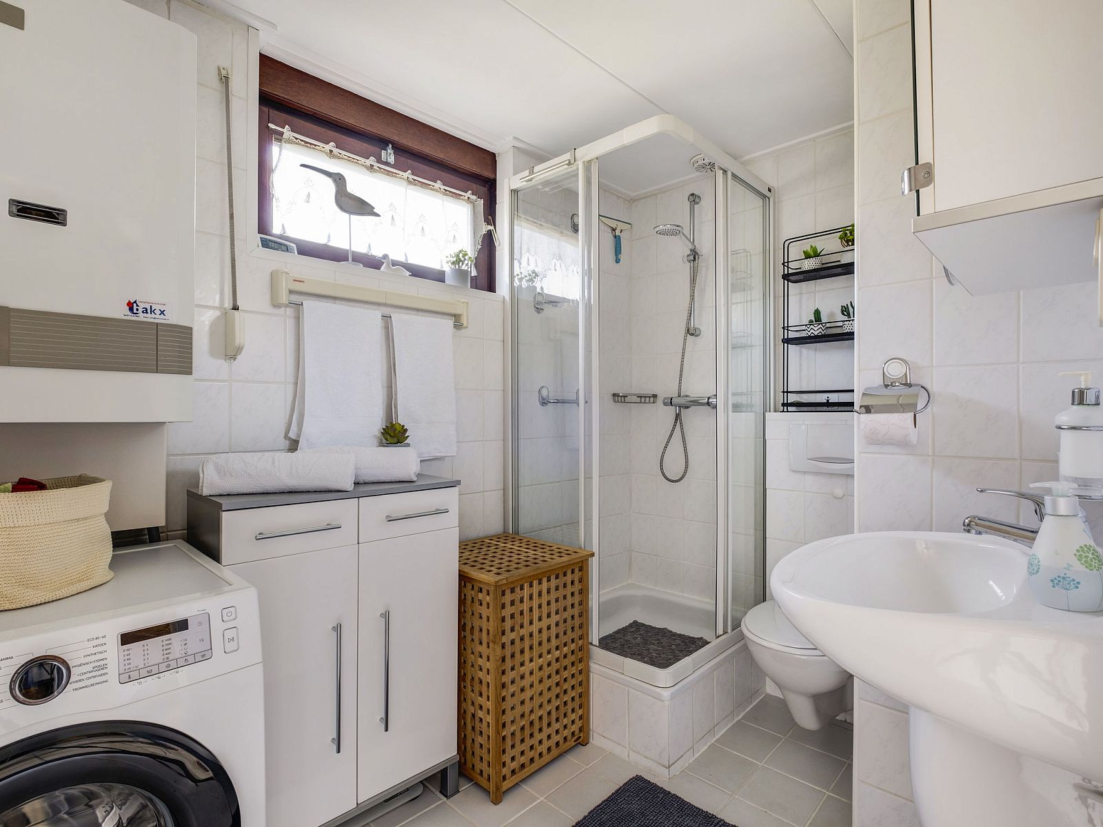 Frisse badkamer met douche in Vakantiehuis Haus Anni, Hansweert, Zuid-Beveland, voor comfort tijdens uw verblijf.