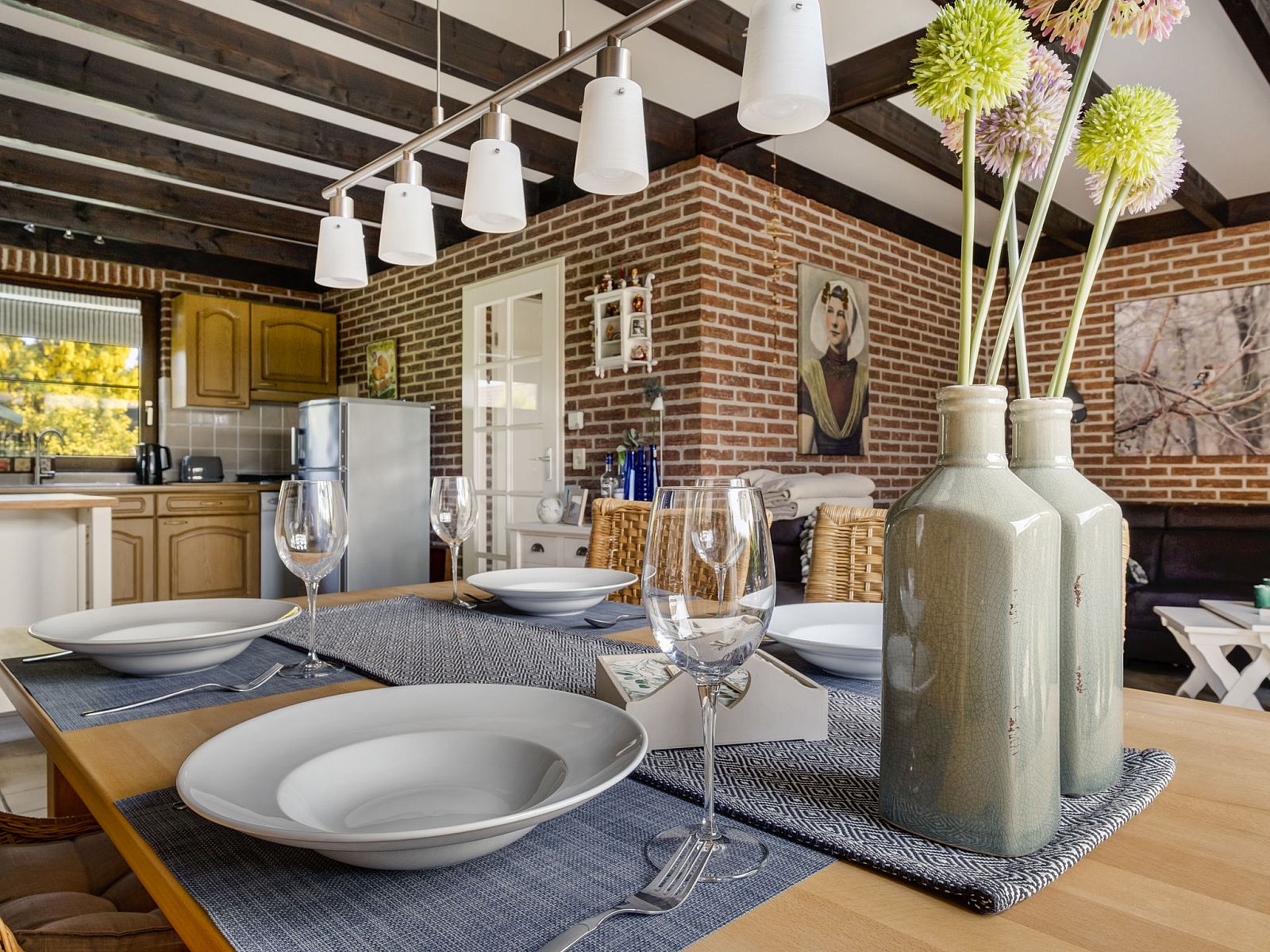 Elegante eettafel in Vakantiehuis Haus Anni, Hansweert, Zuid-Beveland, voor gezellige maaltijden.