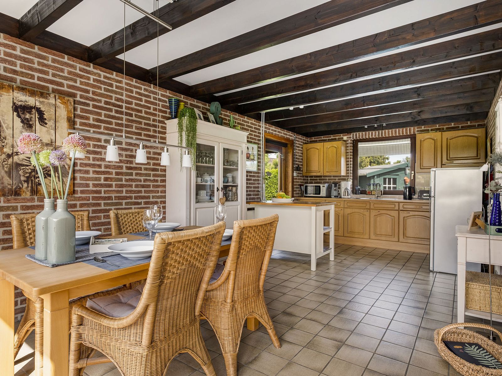 Ruime eetkamer met houten details in Vakantiehuis Haus Anni, Hansweert, Zuid-Beveland.