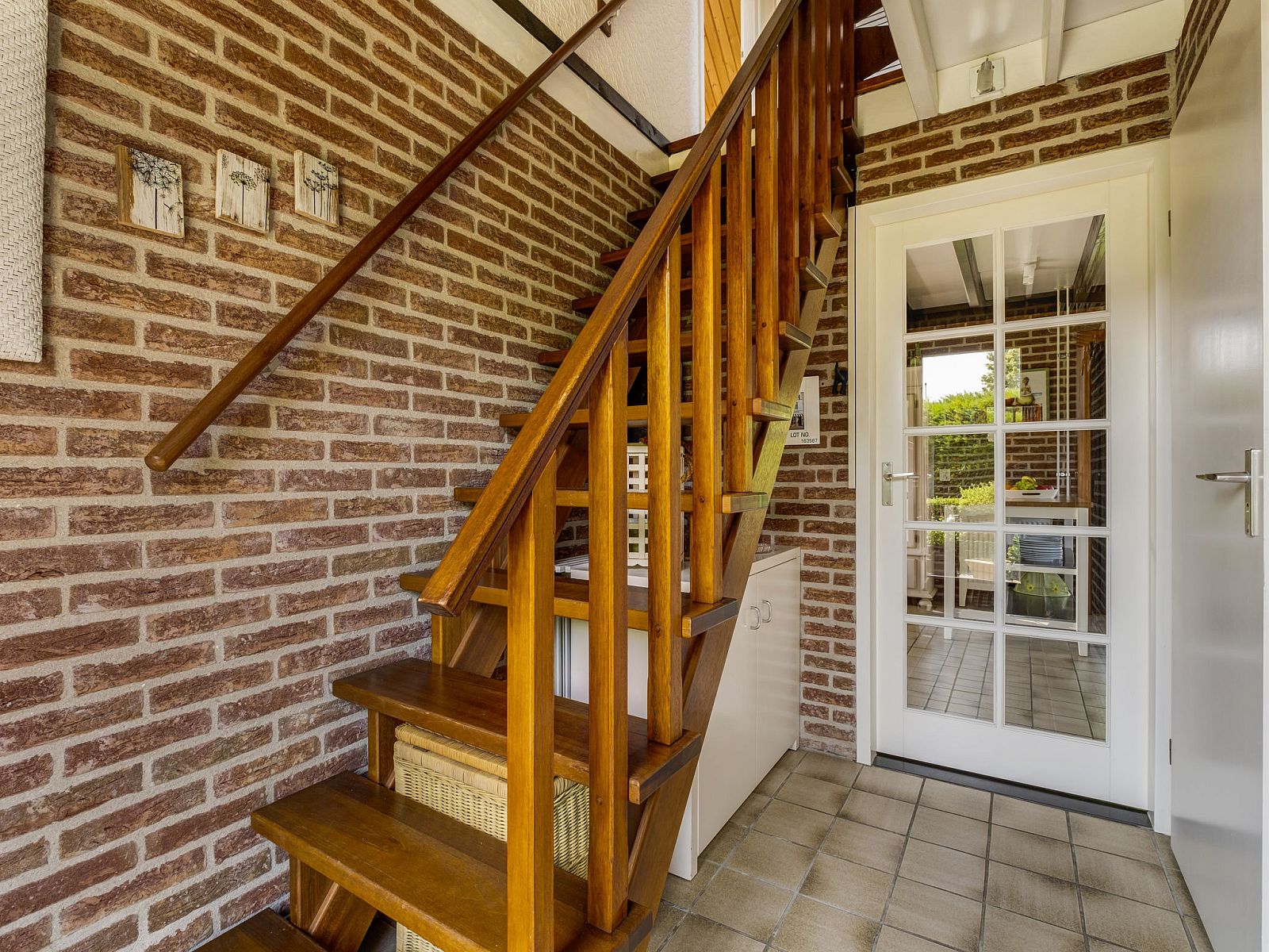 Houten trap in Vakantiehuis Haus Anni, Hansweert, Zuid-Beveland, leidt naar bovenverdieping.