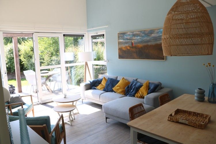 Lichte binnenruimte van DichterbijZee in Ouddorp met toegang tot de tuin, perfect voor een ontspannen vakantie in Goeree-Overflakkee.