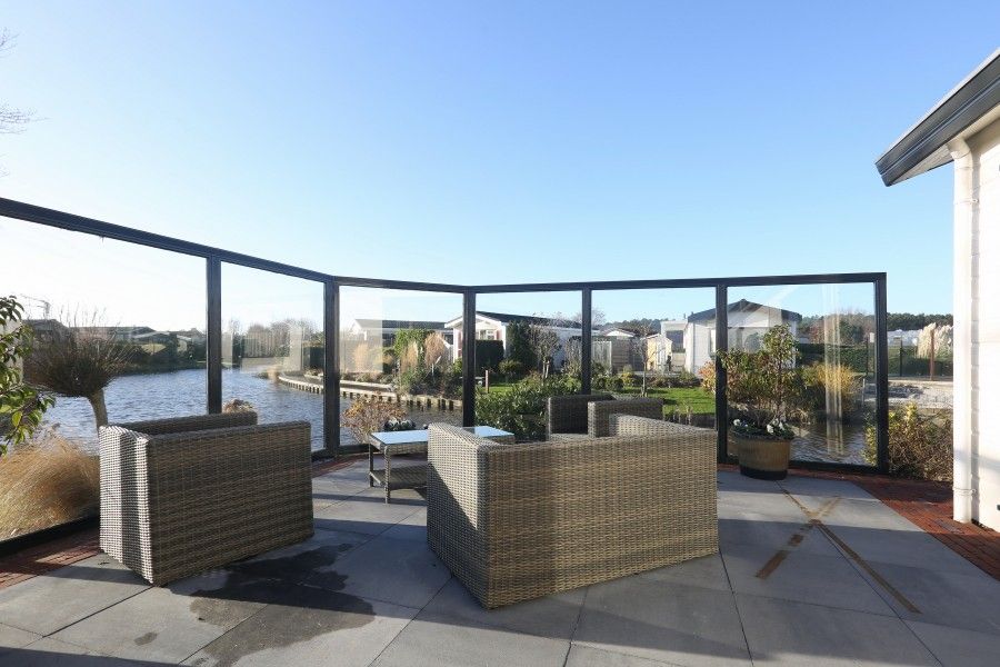 Zonnig terras van De Duinpan 21 chalet met uitzicht op de tuin in Noordwijk aan zee, Noordzeekust, Zuid-Holland.