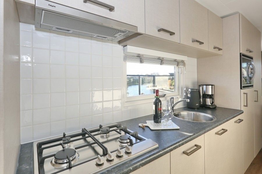 Volledig uitgeruste keuken in De Duinpan 21 chalet met uitzicht op het water, Noordwijk aan zee, Noordzeekust, Zuid-Holland.