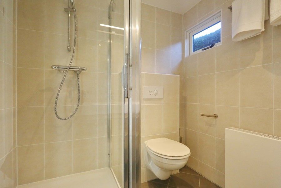 Moderne badkamer met douche in De Duinpan 21 chalet, Noordwijk aan zee, Noordzeekust, Zuid-Holland.