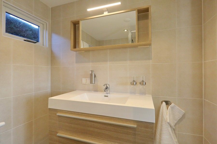 Stijlvolle wastafel in de badkamer van De Duinpan 21 chalet, Noordwijk aan zee, Noordzeekust, Zuid-Holland.