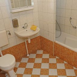 Modern bathroom in Anja Hoeve Texel, Den Hoorn, vacation home with bathtub and sink for ultimate comfort.
