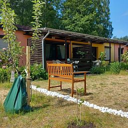 Vakantiehuis in Joachimsthal met zonnige veranda in Berlijn/Brandenburg, Duitsland, omringd door groene natuur.