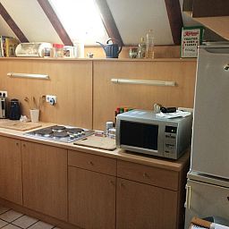 Gezellige keuken in vakantiehuis Ekkie's Ecke, gelegen in het schilderachtige Frankenau, Hessen, Duitsland.