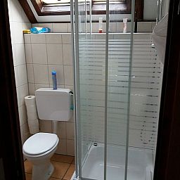 Moderne badkamer in vakantiehuis Ekkie's Ecke in Frankenau, Hessen, Duitsland met douche en dakraam.