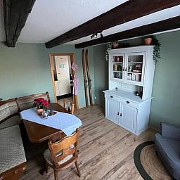 Gezellige woonkamer in Huisje in Langewiese, Sauerland, met comfortabele zithoek en rustieke sfeer voor een ontspannen verblijf.