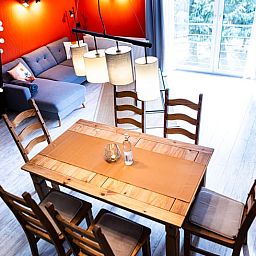 Gezellige slaapkamer in Huisje in Rudolstadt, vakantiehuis in Thuringen, Duitsland met modern interieur en comfortabel bed.