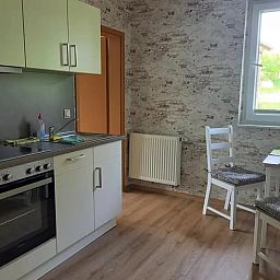 Moderne keuken in Vakantiehuis in Leinefelde-Worbis, Thuringen, Duitsland met eetruimte en uitzicht op de tuin.