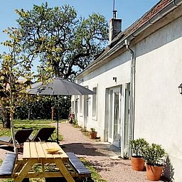 Geniet van de zon op het terras van Vakantiehuisje in Saint Bonnet Troncais, Auvergne, met een charmante tuin en comfortabele ligstoelen.