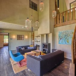 Stijlvolle woonkamer van vakantiehuis Lactea in Schilde, Antwerpen, met moderne inrichting en gezellige zithoek.