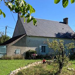 Maison Blanche, een charmant vakantiehuis in Ids-Saint-Roch, Centre, Frankrijk, met een weelderige tuin en rustieke uitstraling.