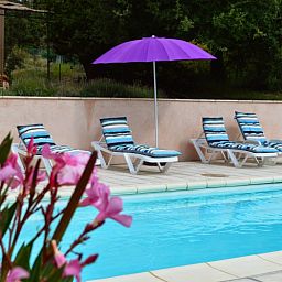 Ontspan bij het zwembad van Villa Mouillieres, een vakantiehuis in Allemagne-en-Provence, Provence met comfortabele ligstoelen.