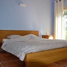 Ontspan in de ruime slaapkamer van Villa Mouillieres in Allemagne-en-Provence, een charmant vakantiehuis in de Provence, Frankrijk.