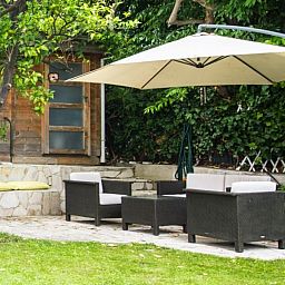 Elegant apartment in Nice, Provence met prive tuin en comfortabele lounge onder parasol.