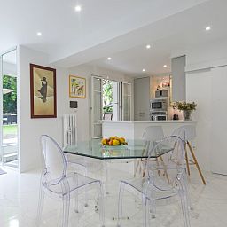 Elegant apartment in Nice met moderne keuken en zicht op prive tuin, ideaal gelegen op 2 minuten van de haven in Provence / Cote d'Azur.