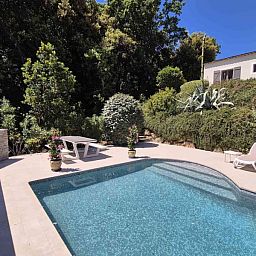Luxe badkamer in Villa Valbonne, Provence, vakantiehuis met moderne douche en dubbele wastafel.