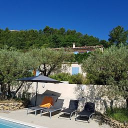 Ontspan bij het zwembad van Lodrem d'Angy, een vakantiehuis in de Drome Provencale, omringd door groene natuur en rust.