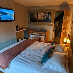 Gezellige slaapkamer in Vakantiehuisje in GOMMEGNIES, Frankrijk, met comfortabel bed en rustgevende sfeer in Nord / Pas de Calais.