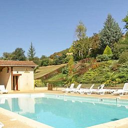 Ontspan bij het zwembad van Gite Le Croix du Notaire, een prachtig vakantiehuis in Prats-du-Perigord, Aquitaine.