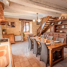 Gezellige eetruimte in Gite Le Croix du Notaire, vakantiehuis in Prats-du-Perigord, Aquitaine, Frankrijk, met rustieke charme.