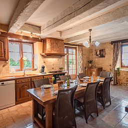 Gezellige keuken en eetruimte in Gite Le Croix du Notaire, vakantiehuis in Prats-du-Perigord, Aquitaine, Frankrijk.