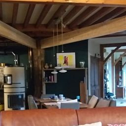 Gezellige binnenruimte van Vakantiehuisje in Saint-Priest-les-Fougeres, Aquitaine, met houten balken en moderne keuken.