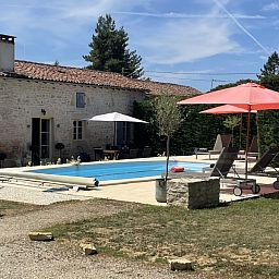 Ontspan bij het zwembad van Le Reve de Breuillac, een charmant vakantiehuis in Civray, Poitou-Charentes, Frankrijk.