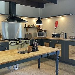 Moderne keuken in Le Reve de Breuillac, vakantiehuis in Civray, Poitou-Charentes, Frankrijk, ideaal voor culinaire liefhebbers.
