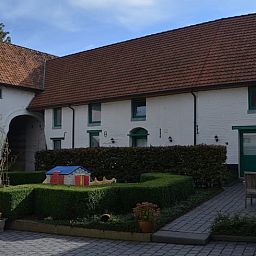 Ferienhaus in Herderen, Limburg, Belgien mit charmantem Innenhof und traditioneller Architektur.