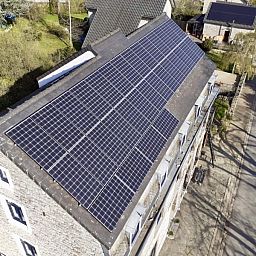 Zonnepanelen op het dak van Rochers de Sy vakantiehuis in Sy, Ardennen, Belgie.