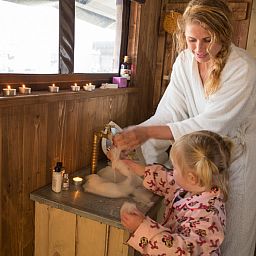 Geniessen Sie Luxus im "Tenthuisje" mit warmer eigener Dusche in Beccles, England - ideal fuer ein Glamping-Erlebnis.