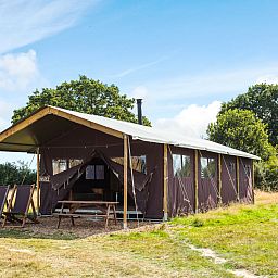 Ein Zelt-Cottage mit eigener beheizter Dusche in Beccles, England, bietet ein rustikales Glamping-Erlebnis inmitten der Natur.