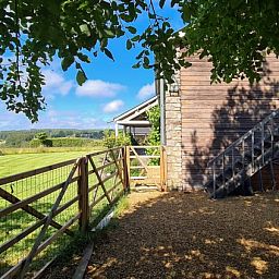 Landelijk uitzicht vanaf het terras van La Terre Ferme vakantiewoning in Houffalize, Ardennen, Belgie.