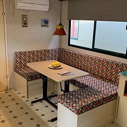 Gezellige eetruimte in Comfort campingchalet Paradiso 028, Toscane, dicht bij zee in Viareggio, Italie.