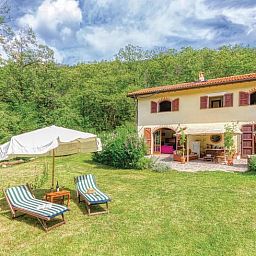 Vakantiehuis in Mulazzo biedt een idyllisch verblijf in Toscane, Italie, met een ruime tuin en comfortabele ligstoelen.