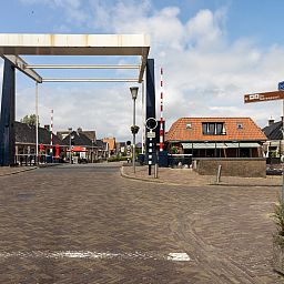 Bedroom and bathroom of vacation home FR474 in Delfstrahuizen, Tjeukemeer.
