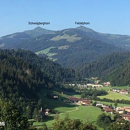 Adembenemend uitzicht vanaf het terras van Appartement Mariandl in Hopfgarten im Brixental, Tirol, omringd door bergen.