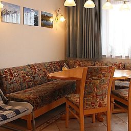 Gezellige eethoek in Appartement Mariandl, Hopfgarten im Brixental, Tirol. Perfect vakantiehuis voor een ontspannen verblijf.
