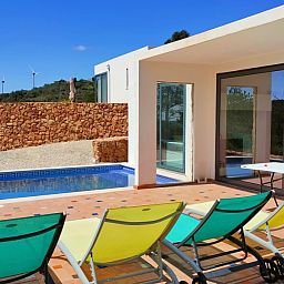 Geniet van het zonnige terras van Casa Bananeira villa in Sao Bartolomeu de Messines, Algarve, met privezwembad en prachtig uitzicht.