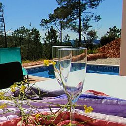 Ontspan bij het zwembad van Casa Bananeira villa 4P + baby in Sao Bartolomeu de Messines, Algarve, met een prachtig uitzicht op de natuur.