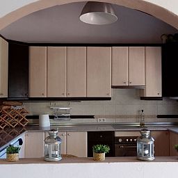 Moderne keuken in Casa Milvan vakantiehuis, Competa, Andalusie, met ruime werkbladen en stijlvolle kasten.