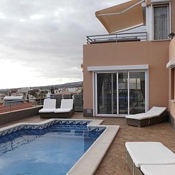 Geniet van luxe ontspanning bij het zwembad van Casa Alex, een bed and breakfast in Adeje op de Canarische Eilanden.