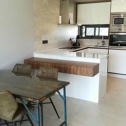 Moderne keuken en eetruimte in Oasis Beach X 106, Guardamar del Segura, Costa Blanca vakantieappartement.